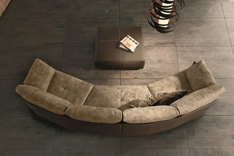 Halbrundes Sofa in Braun in einer modernen Einrichtung mit quadratischer Ottomane