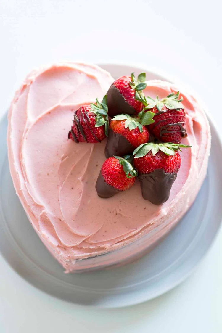 Herzkuchen mit Buttercreme und Schoko-Erdbeeren dekoriert
