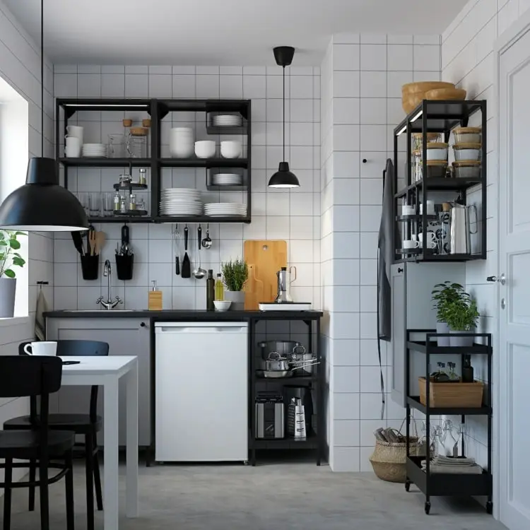 Ikea Küche 2022 - Enhet mit offenen Regalen in Schwarz als Neuheit