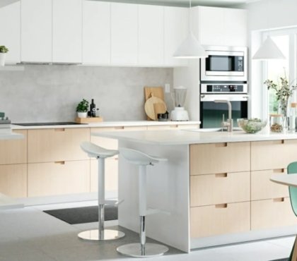 Ikea Küche 2022 - Weiß, kombiniert mit Bambus, Regal als Raumteiler und Oberschränke