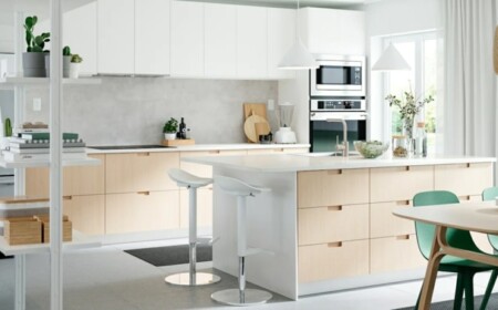 Ikea Küche 2022 - Weiß, kombiniert mit Bambus, Regal als Raumteiler und Oberschränke