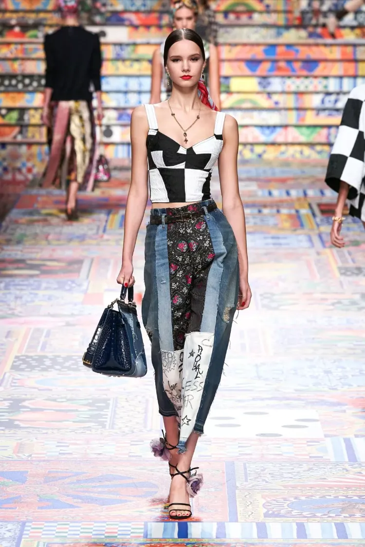 Jeans Trends 2022 Patchwork Hosen kombinieren coole Frühling Outfits Frauen