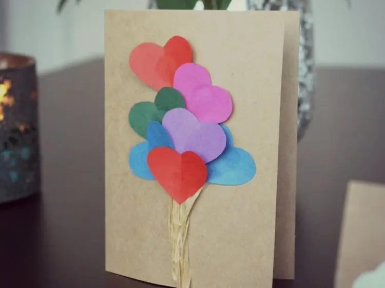 Karte zum Valentinstag basteln mit Kindern aus Papierherzen in bunten Farben