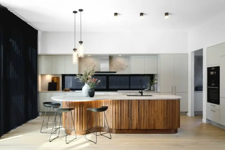 Küchengestaltung 2022 ohne Ecken und Kanten und mit eingebautem Ofen