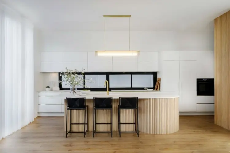 Küchentrend 2022 für moderne und Landhausküchen - Kücheninsel mit Holzleisten und geschwungener Form