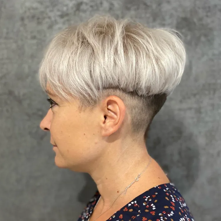 Kurzhaarfrisuren 2022 Pixie Cut für graue Haare Bilder