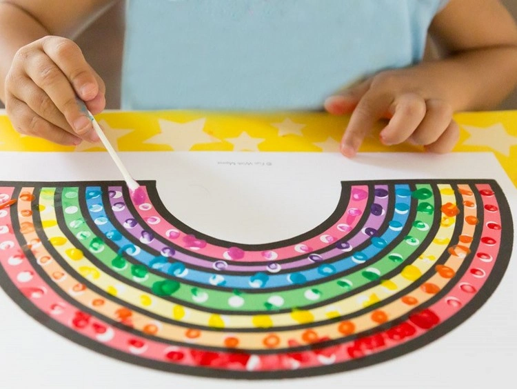 Malen mit Wattestäbchen Regenbogen stempeln mit Kindern