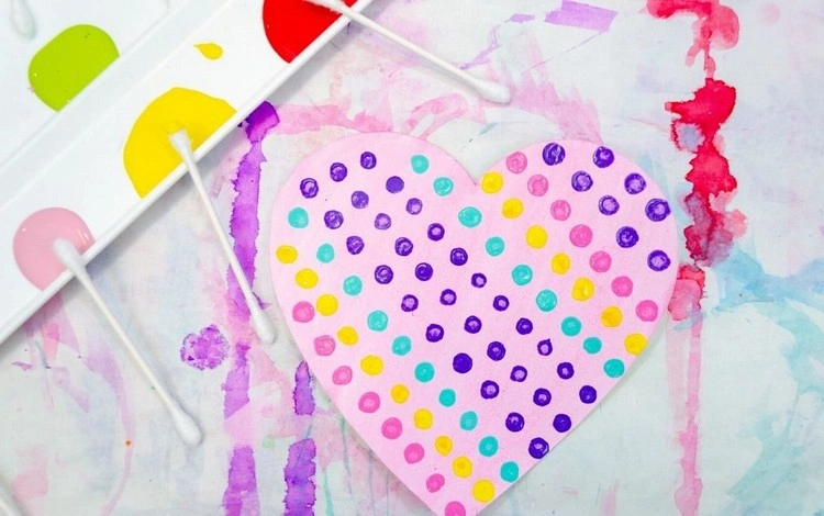Malen zum Valentinstag mit Kindern Herz mit Wattestäbchen