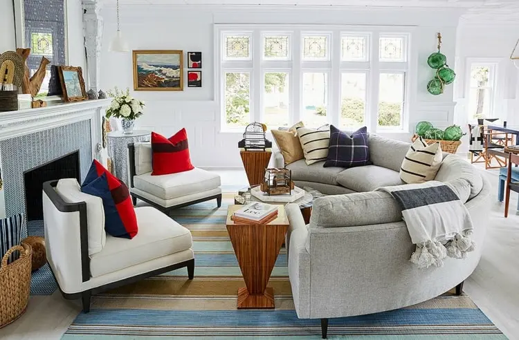 Maritime Wohnzimmereinrichtung mit halbrundem Sofa als Trend 2022