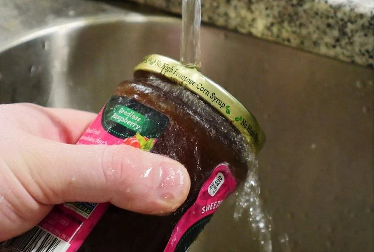 Marmeladenglas mit heißem Wasser spülen um einfach aufzubekommen