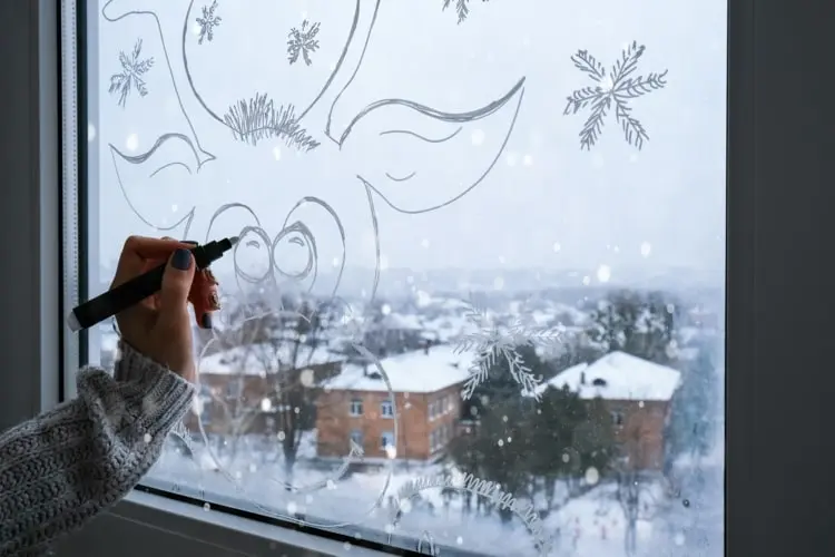 Mit Kreidemarkern die Fenster gestalten - Idee zur Beschäftigung der Kinder im Winter