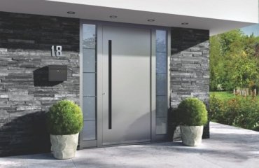 Moderne Alu Haustür in Grau mit zwei Seitenteilen