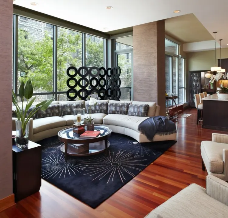 Modernes, offenes Wohnzimmer mit Parkett und rundem Couchdesign
