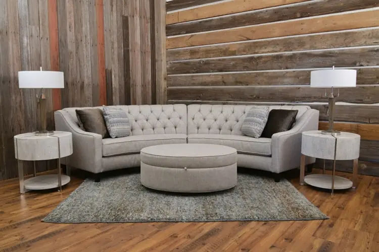 Modernes rundes Sofa in Grau mit Holzwänden und Holzboden