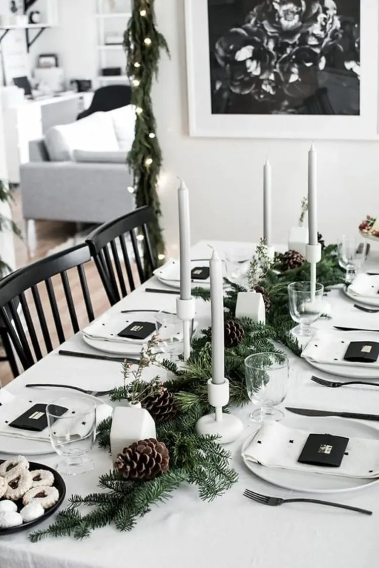Monochrome Tischdeko für de Winter mit schwarzen Akzenten und eleganten Tafelkerzen