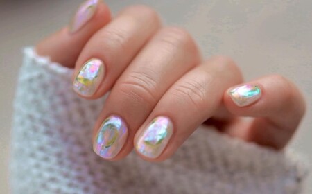 Nageltrends 2022 - Aurora Gelnägel mit Holo-Effekt