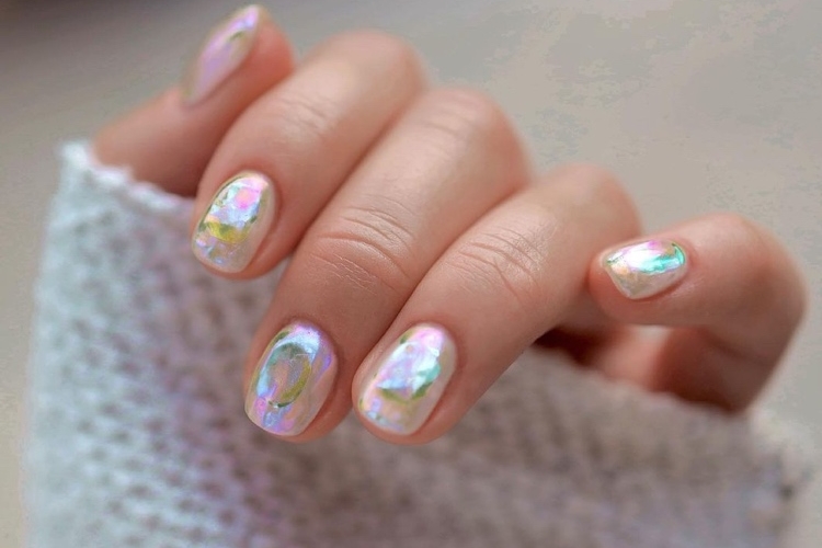 Nageltrends 2022 - Aurora Gelnägel mit Holo-Effekt