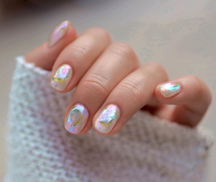 Nageltrends 2022 - Aurora Gelnägel mit Holo-Effekt