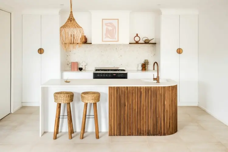 Naturstein und Holz kombinieren für eine warme und moderne Küche