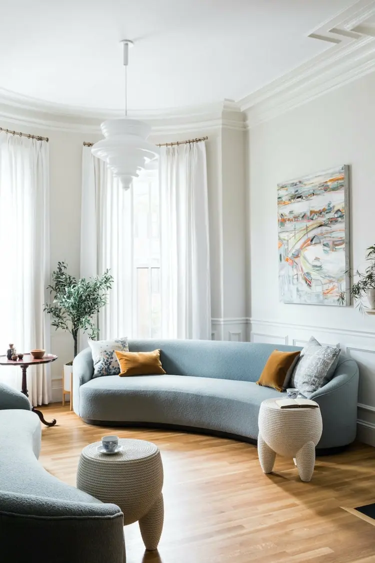 Pinterest Einrichtungstrends 2022 - Organische Formen für Sofa und Beistelltisch