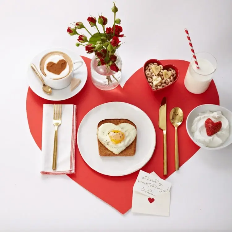 Platzdeckchen selber machen als Tischdeko zum Valentinstag aus Papier in Herzform