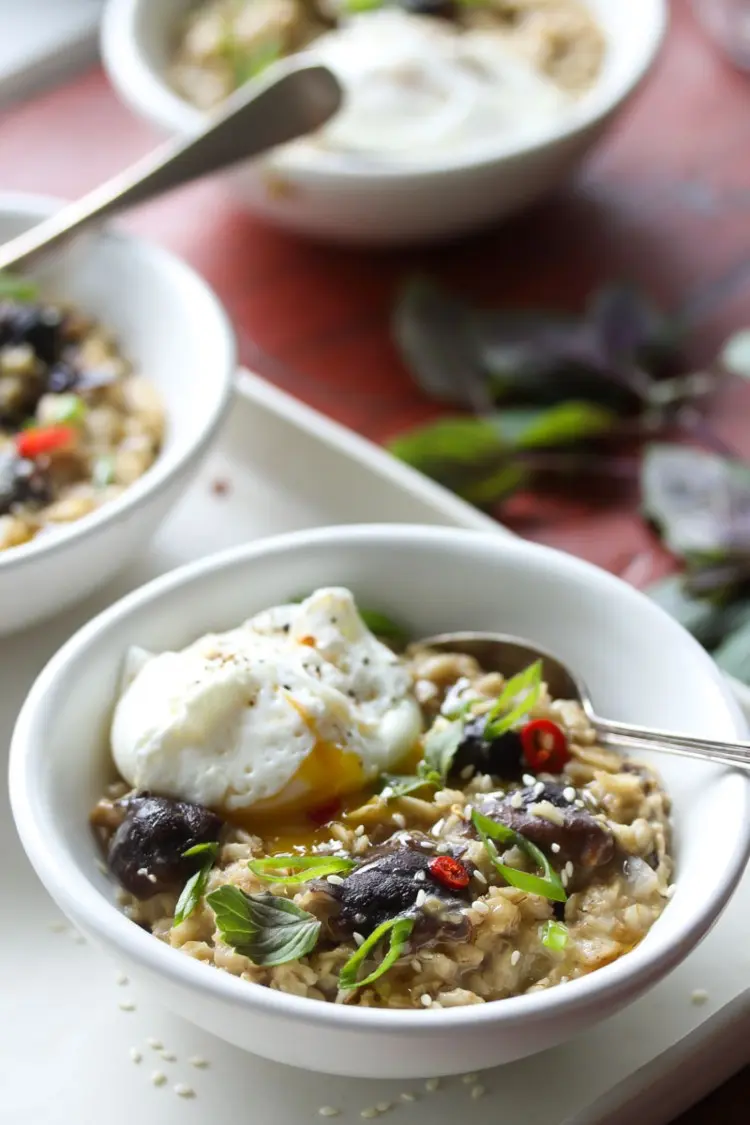Porridge mit Pilzen und Ei pochiert zubereiten Rezept