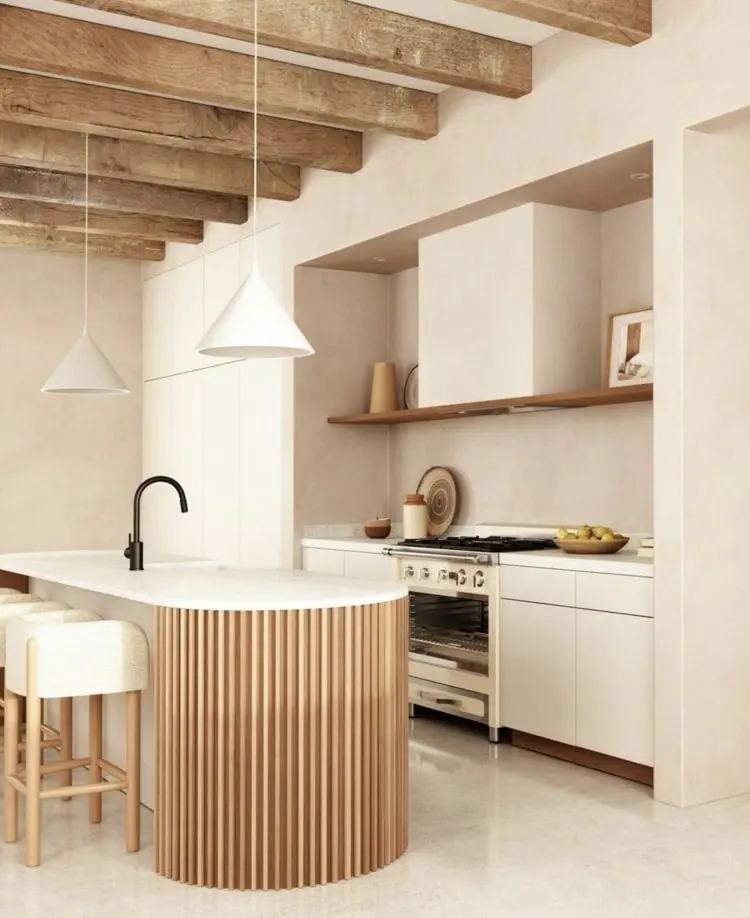Rustikal-moderne Küchenidee in Weiß und Holz mit Balken als Deko