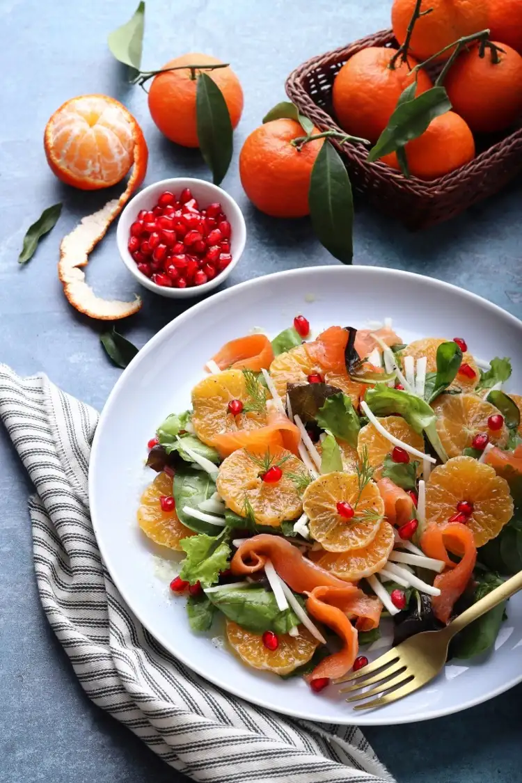 Salat mit Mandarinen und Walnüssen und Lachs