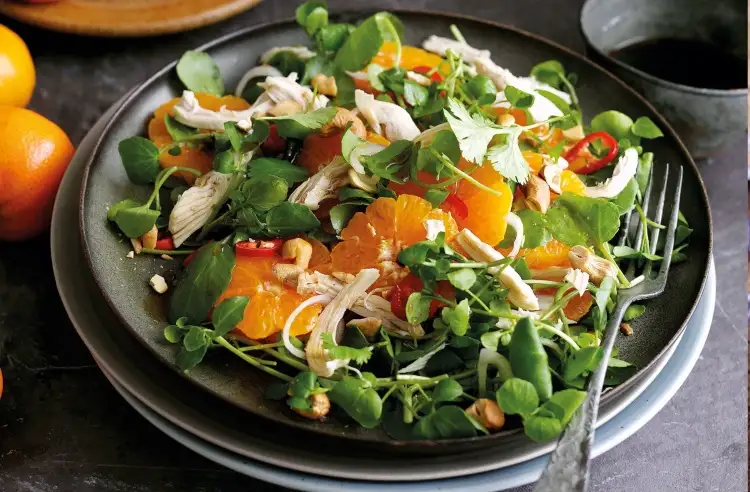 Salat mit Mandarinen und Hähnchen fruchtig für Winter und Sommer