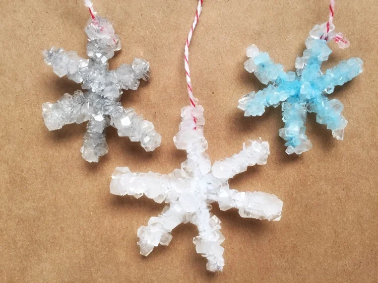 Schneeflocken Eiskristalle basteln mit Grundschulkindern