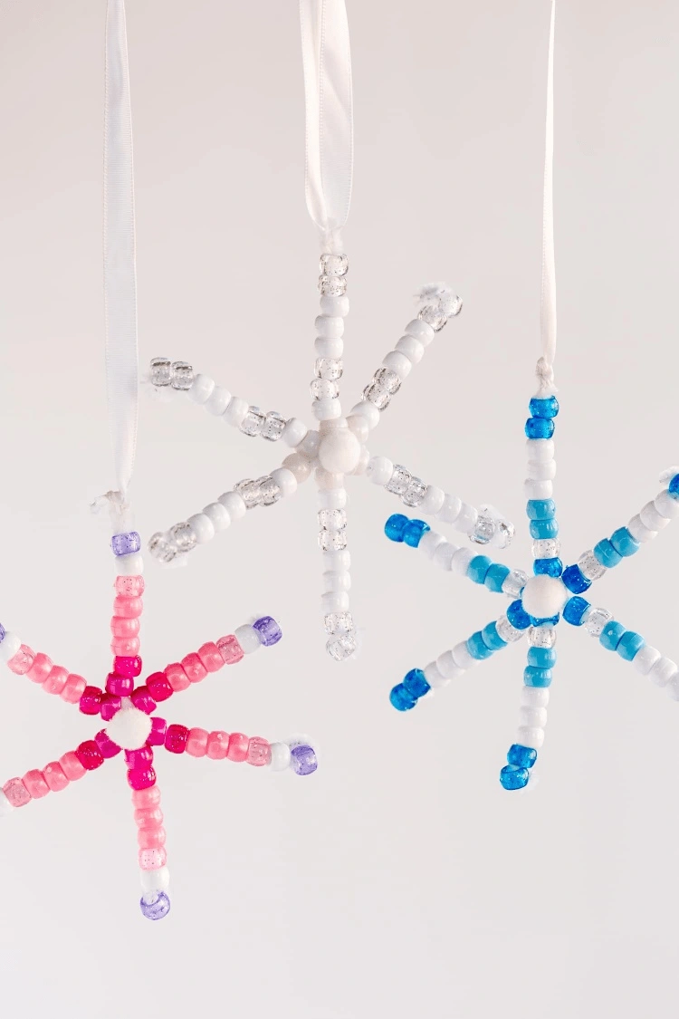 Schneeflocken basteln mit Kindern Perlen DIY Ideen für Winter