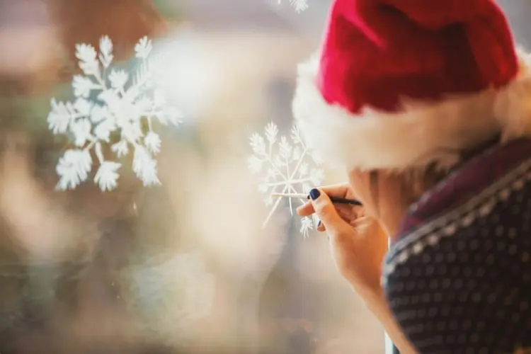 Schneeflocken sind einfach zu zeichnen und können von Kinder auf die Fensterscheiben gemalt werden