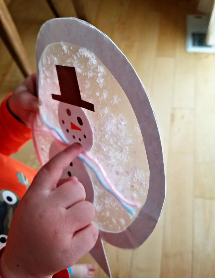 Schneemann Schneekugel aus Papier Bastelidee für Kleinkinder