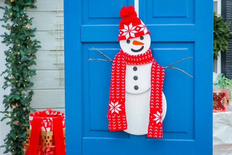 Schneemann für die Tür basteln als winterliche Deko für den Hauseingang