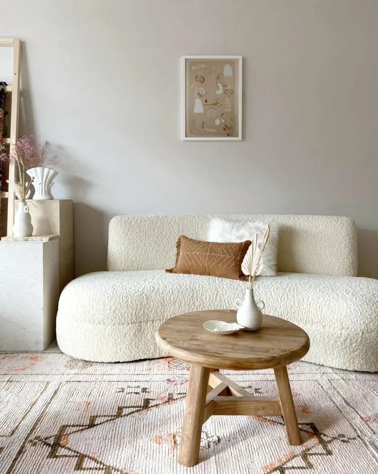 Sofa in Teddybär-Optik mit Plüsch und runder Holztisch