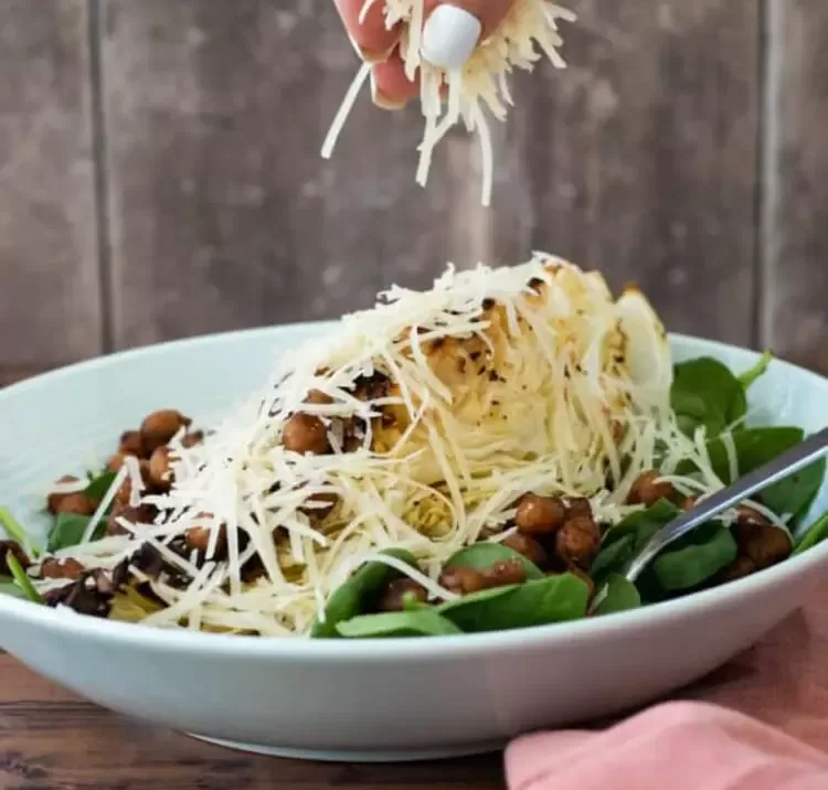 Spitzkohl Rezepte - Salat mit Kichererbsen und Parmesan