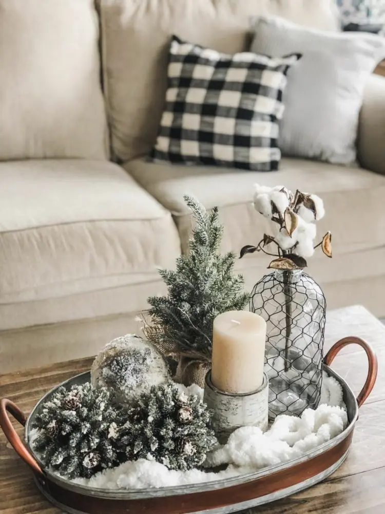 Tablett winterlich dekorieren mit glitzernden Zapfen, Kerzen und Watte für Schnee