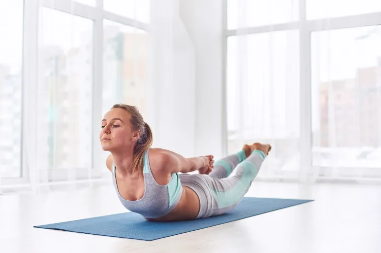 Übungen gegen Rückenschmerzen mit Eigengewicht schnelles Workout im Bett