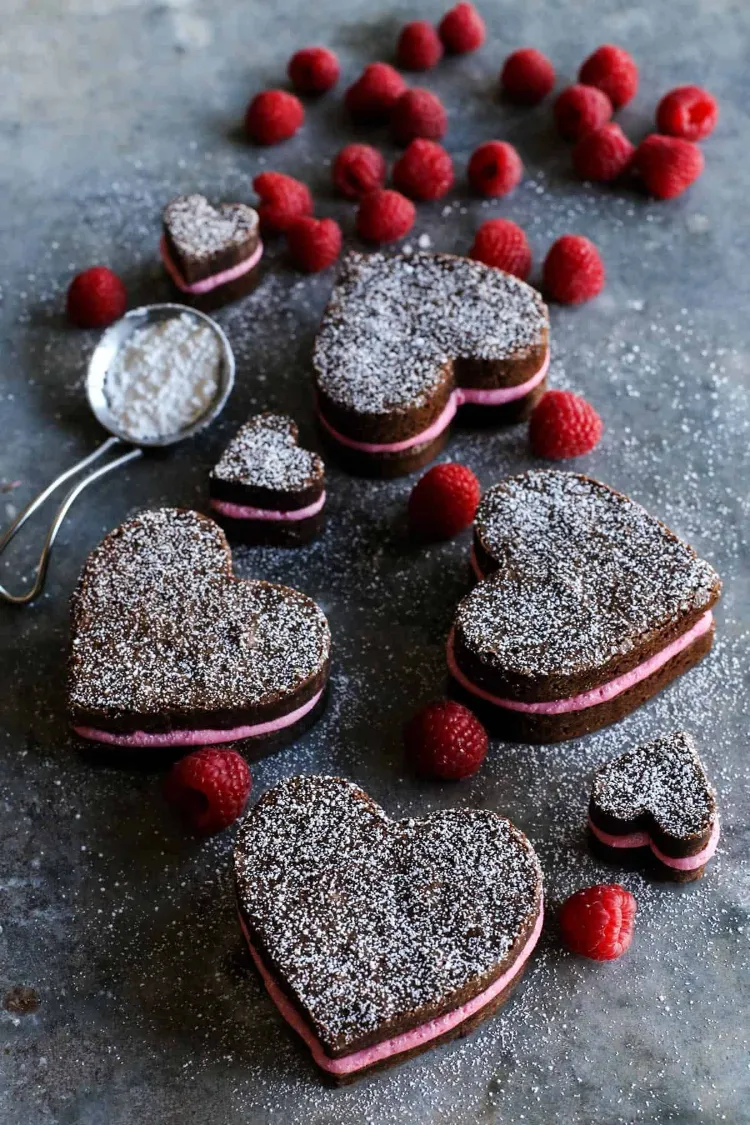 Valentinstag Dessert Rezept Schoko Brownies mit Himbeer Füllung