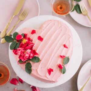 Valentinstag Kuchen in Herzform mit Rosen dekoriert