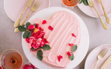 Valentinstag Kuchen in Herzform mit Rosen dekoriert