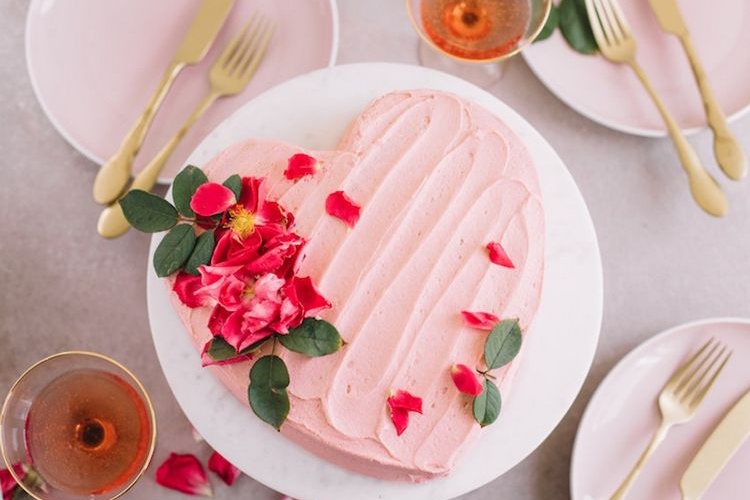 Valentinstag Kuchen in Herzform mit Rosen dekoriert