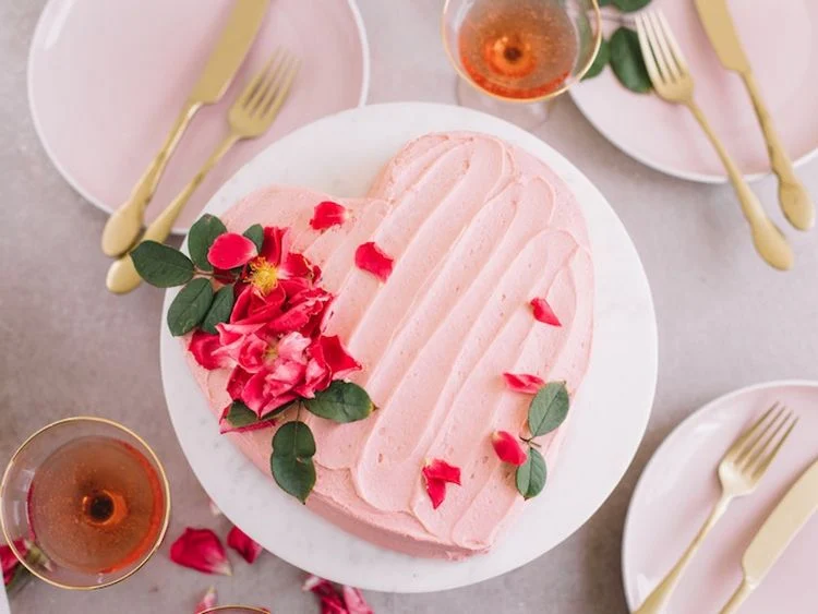 Valentinstag Kuchen in Herzform mit Rosen dekoriert