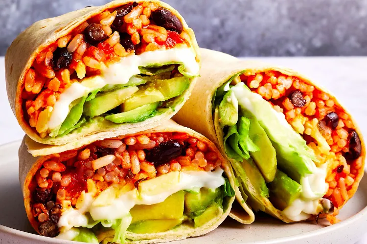 Veganes Bohnen Burrito mit Reis Veganuary Rezepte zum Mitnehmen