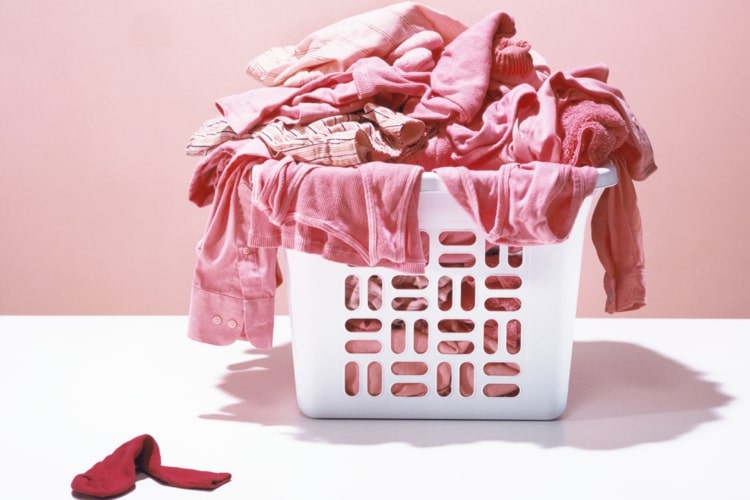 Verfärbte Wäsche retten - Effektive Hausmittel bei leichten Verfärbungen und Grauschleier