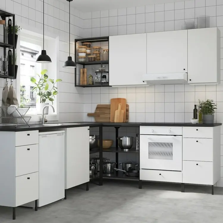 Weiße Enhet Küche mit industriellem Charme in Schwarz und Metall