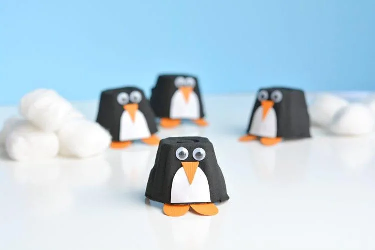 Winter basteln im Kindergarten Pinguine aus Eierkarton
