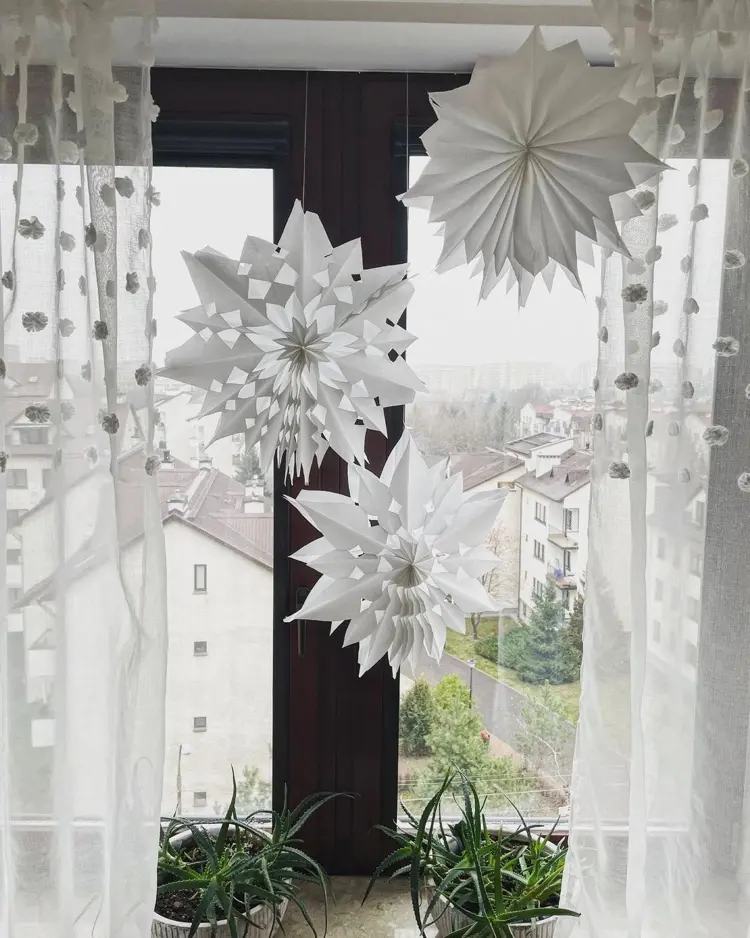 Winterdeko fürs Fenster mit weißen Papiersternen