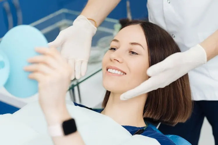 Zahnarzt Besuch für strahlend weiße Zähne