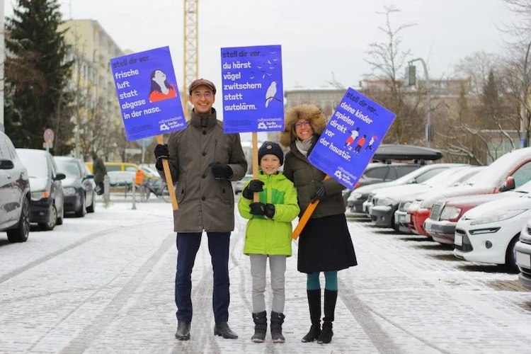 aktionsgruppe von berliner bürgern protestiert gegen co2 fußabdruck und abgase
